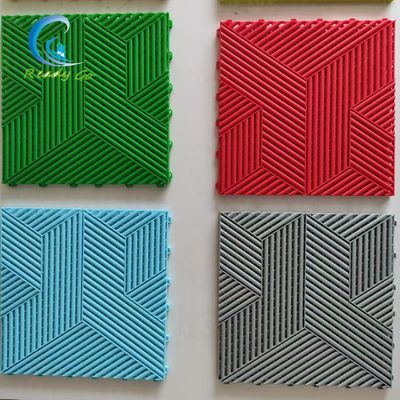 차고에서 오래 지속되는 성능을 위해 설계 된 서로 연결 된 차고 타일